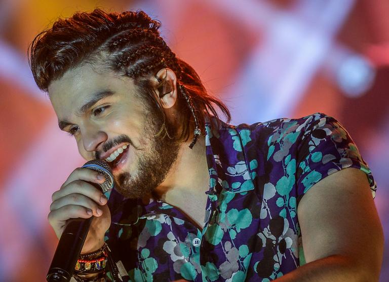 Luan Santana exibe novo visual em show