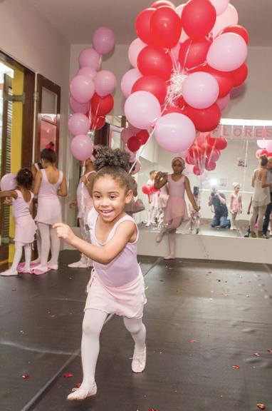 Karina Bacchi participa de aula de balé 