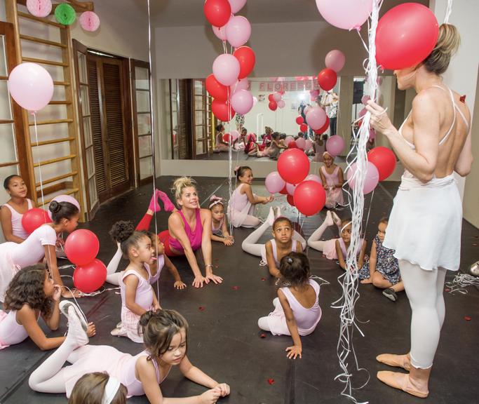 Karina Bacchi participa de aula de balé 