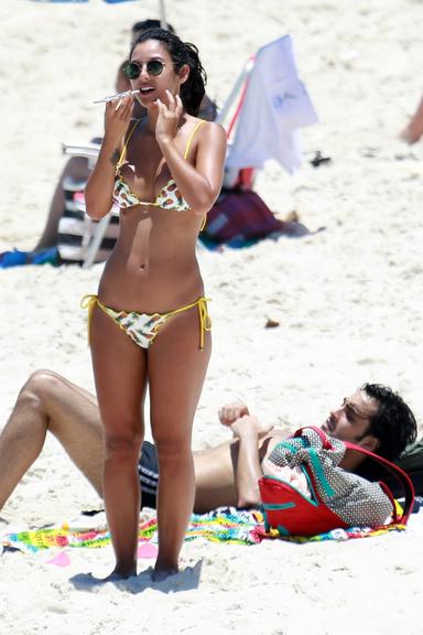 Grávida, Yanna Lavigne curte dia em praia no Rio de Janeiro