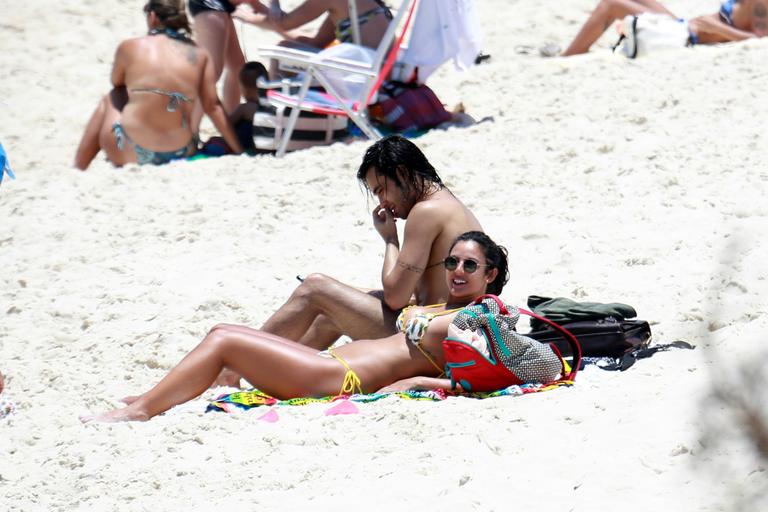 Grávida, Yanna Lavigne curte dia em praia no Rio de Janeiro