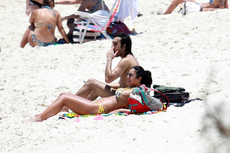 Grávida, Yanna Lavigne curte dia em praia no Rio de Janeiro