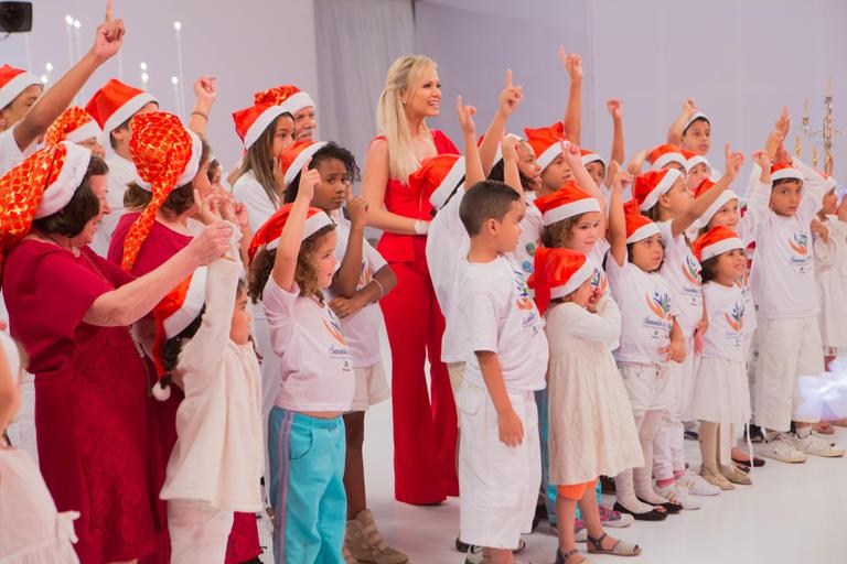 Eliana brinca com crianças da ONG e com os atores