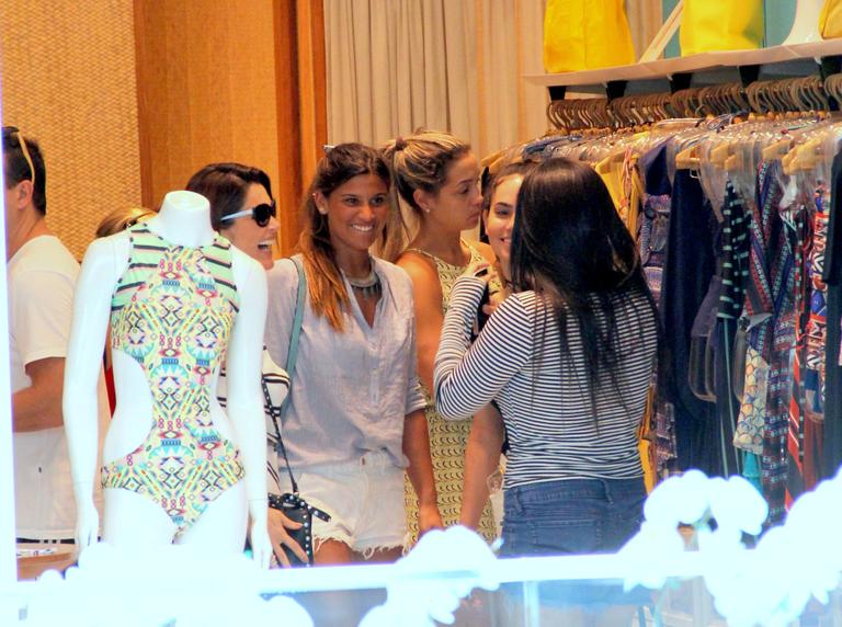 Giulia Costa e Flávia Alessandra curtem dia de compras