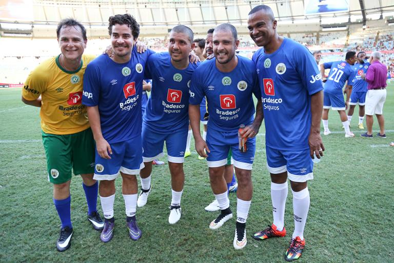 Vips participam de jogo de futebol beneficente