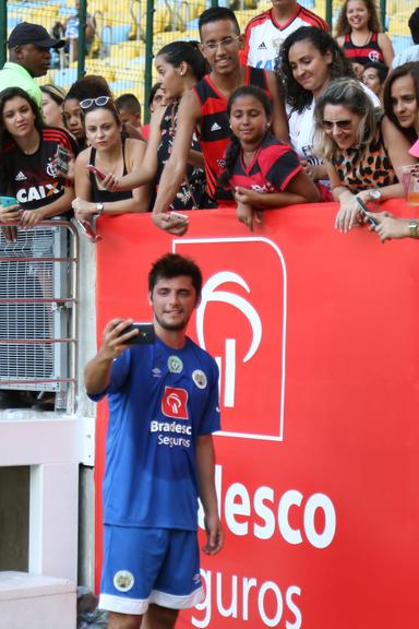 Vips participam de jogo de futebol beneficente