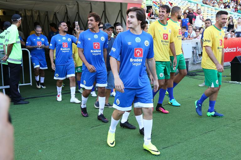 Vips participam de jogo de futebol beneficente