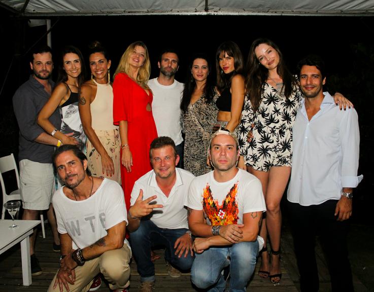 Alessandra Ambrósio com amigos