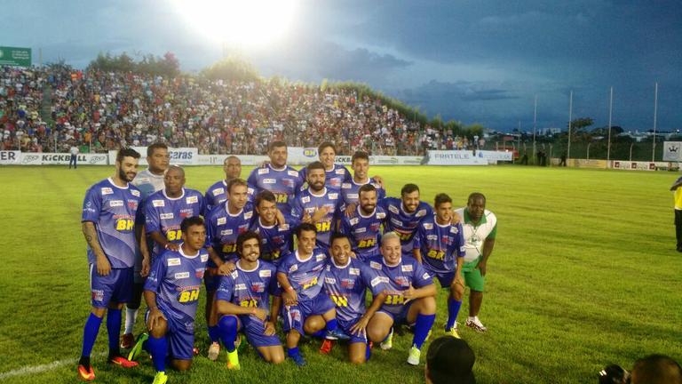 Gusttavo Lima promove futebol solidário em Minas Gerais 