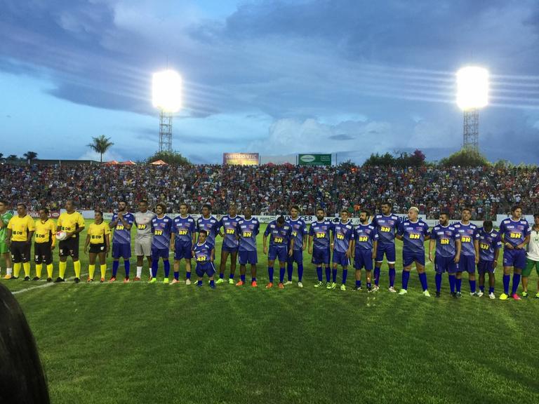 Gusttavo Lima promove futebol solidário em Minas Gerais 