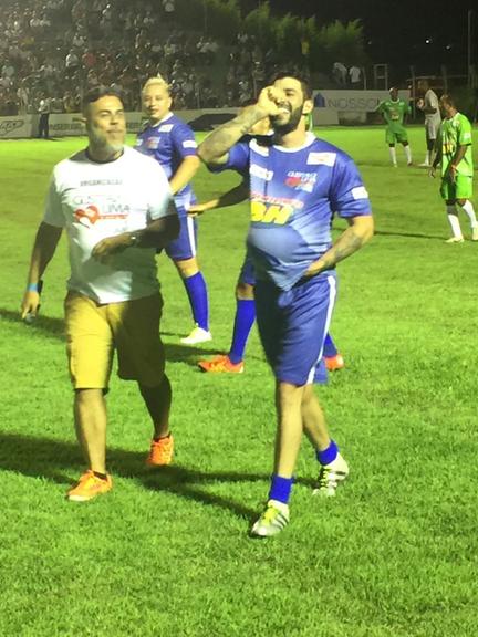 Gusttavo Lima promove futebol solidário em Minas Gerais 