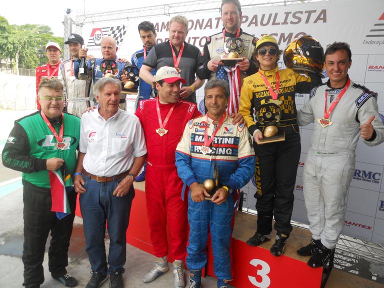 Wilsinho entrega medalhas aos pilotos