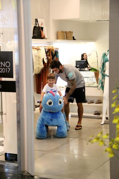 Luana Piovani curte passeio com a família no Rio de Janeiro