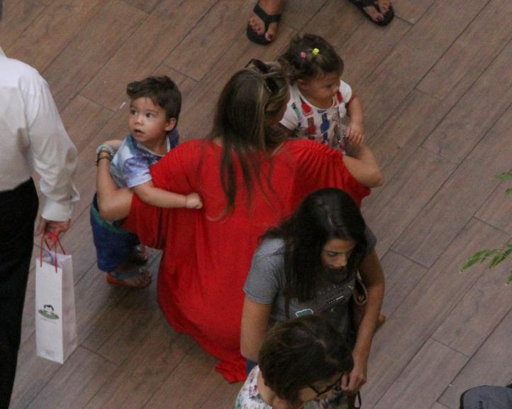 Luana Piovani curte passeio com a família no Rio de Janeiro