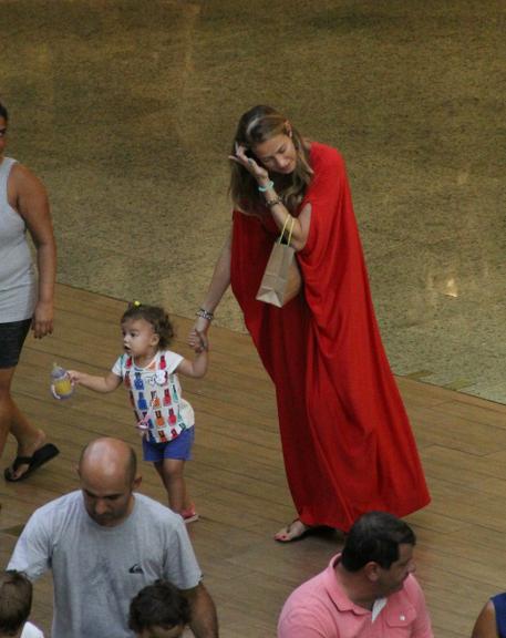 Luana Piovani curte passeio com a família no Rio de Janeiro