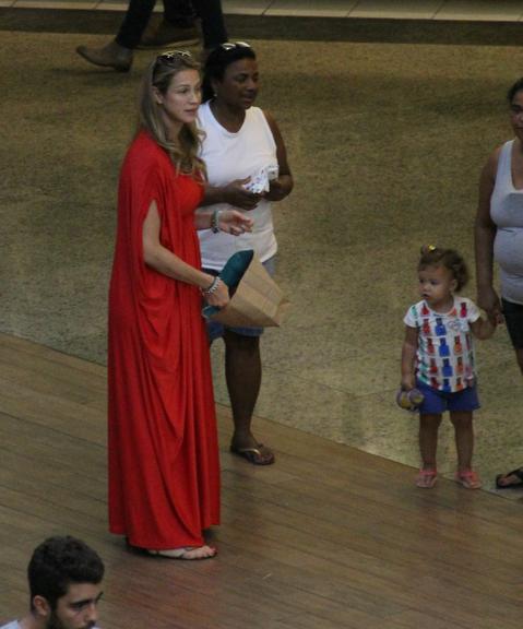 Luana Piovani curte passeio com a família no Rio de Janeiro