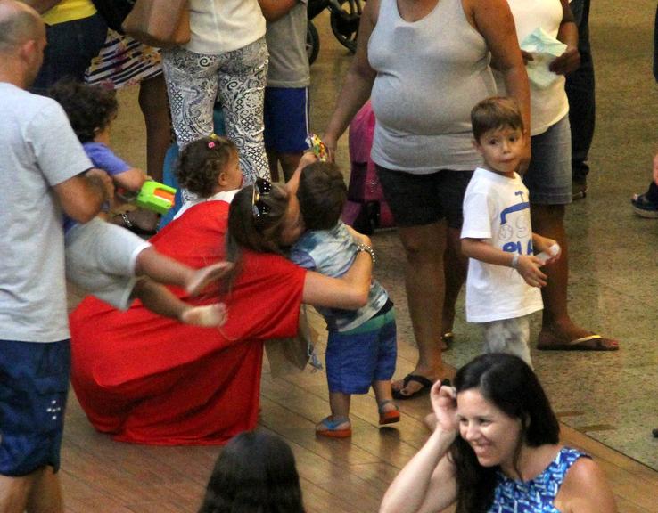 Luana Piovani curte passeio com a família no Rio de Janeiro