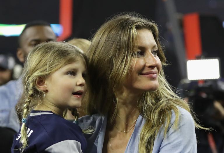 Gisele Bündchen dá colo para a filha, Vivian, na final do Super Bowl 51