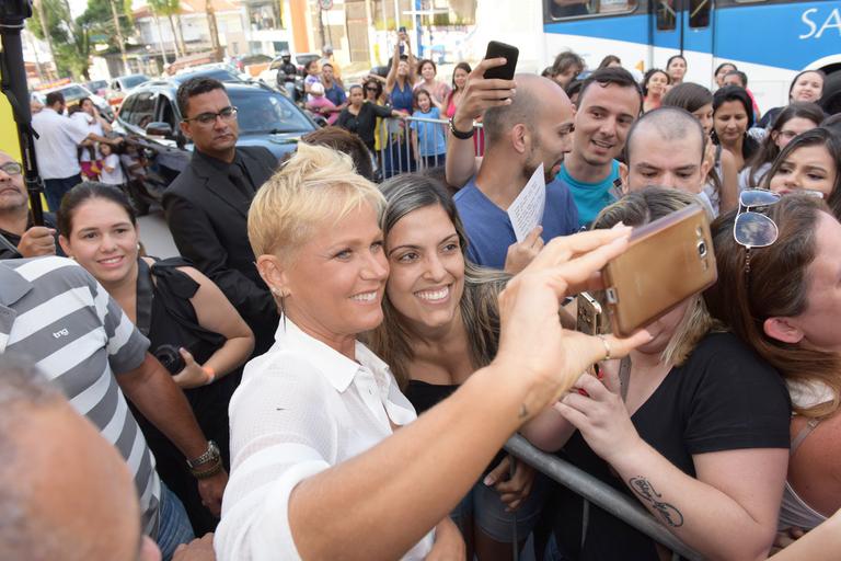 Xuxa Meneghel prestigia a inauguração de nova Casa X