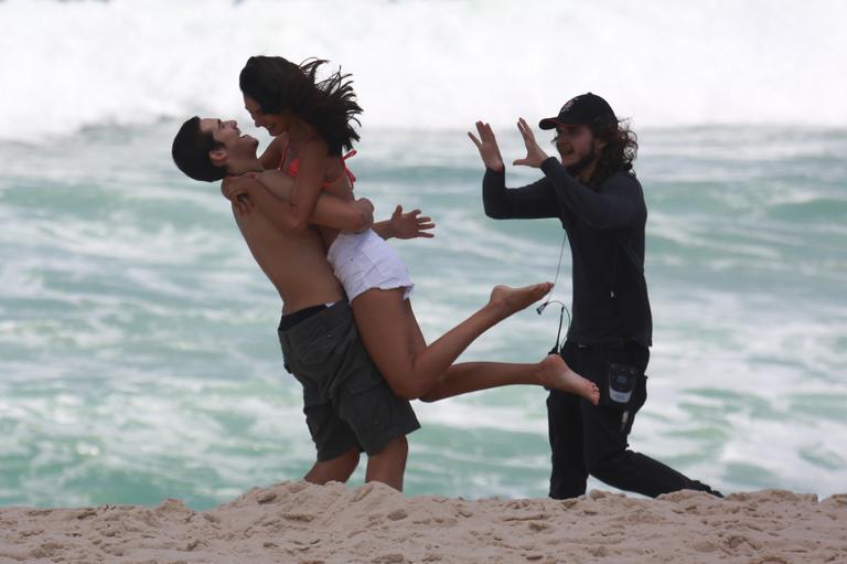 Nicolas Prattes e Marina Moschen gravam cenas de Rock Story na praia