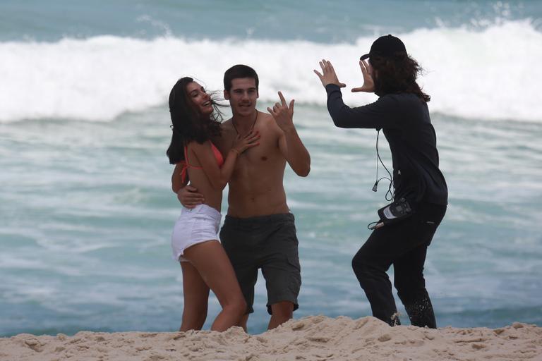 Nicolas Prattes e Marina Moschen gravam cenas de Rock Story na praia