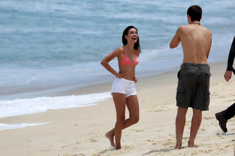 Nicolas Prattes e Marina Moschen gravam cenas de Rock Story na praia