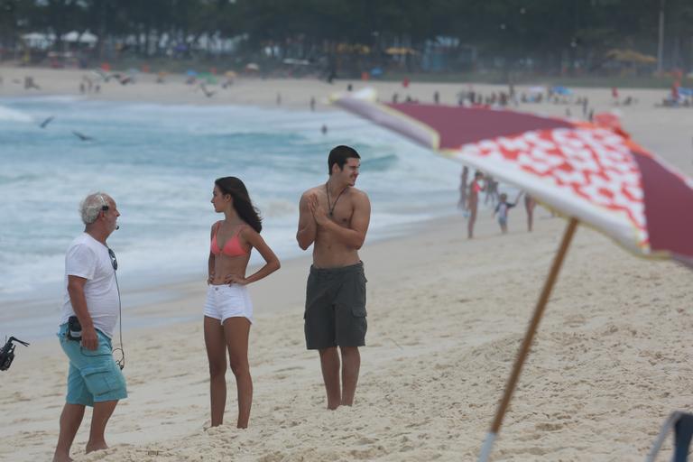 Nicolas Prattes e Marina Moschen gravam cenas de Rock Story na praia