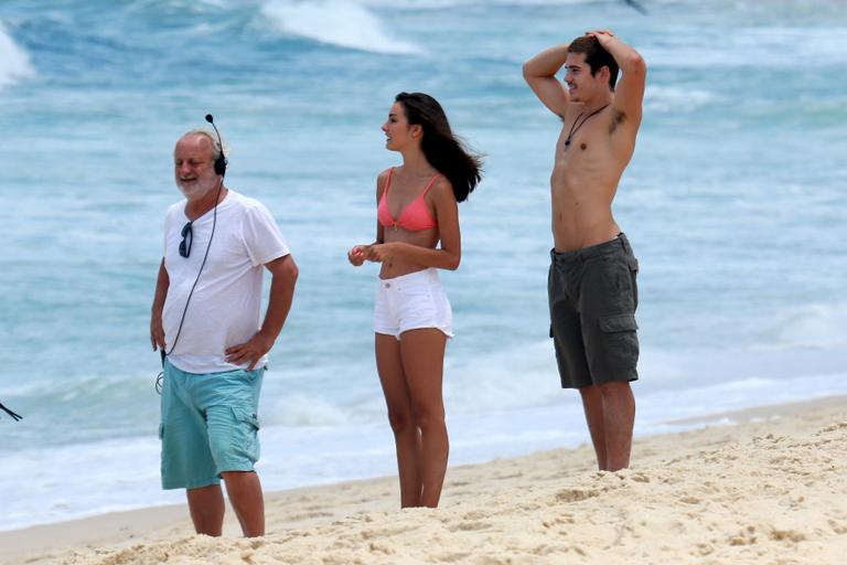 Nicolas Prattes e Marina Moschen gravam cenas de Rock Story na praia