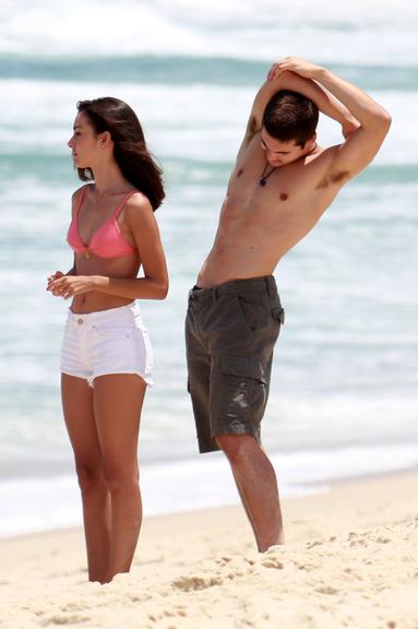 Nicolas Prattes e Marina Moschen gravam cenas de Rock Story na praia