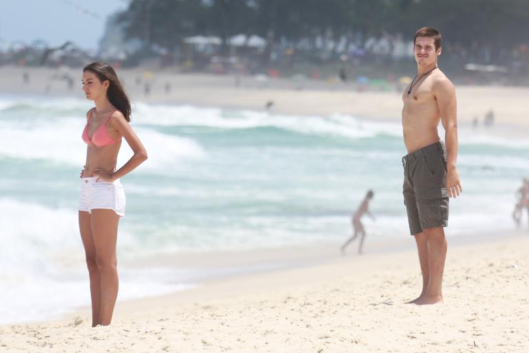 Nicolas Prattes e Marina Moschen gravam cenas de Rock Story na praia