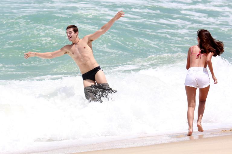 Nicolas Prattes e Marina Moschen gravam cenas de Rock Story na praia