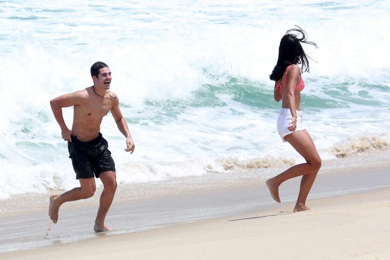 Nicolas Prattes e Marina Moschen gravam cenas de Rock Story na praia