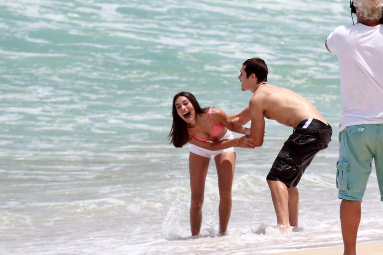 Nicolas Prattes e Marina Moschen gravam cenas de Rock Story na praia