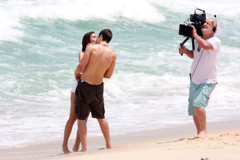 Nicolas Prattes e Marina Moschen gravam cenas de Rock Story na praia