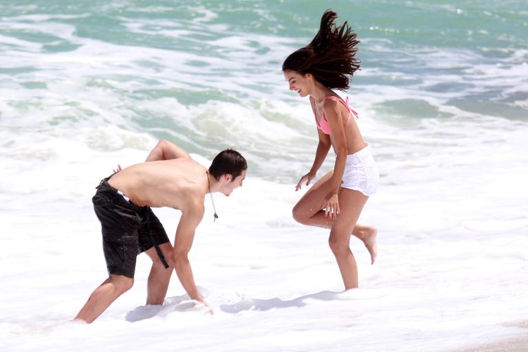 Nicolas Prattes e Marina Moschen gravam cenas de Rock Story na praia