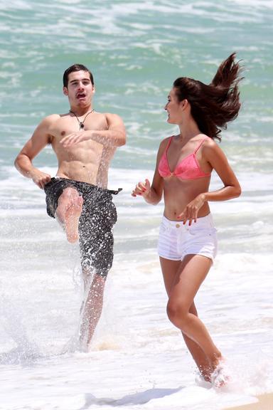 Nicolas Prattes e Marina Moschen gravam cenas de Rock Story na praia