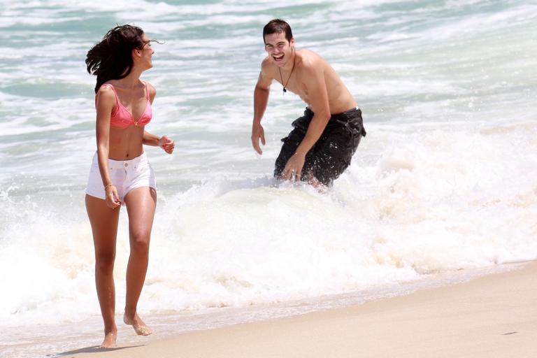 Nicolas Prattes e Marina Moschen gravam cenas de Rock Story na praia