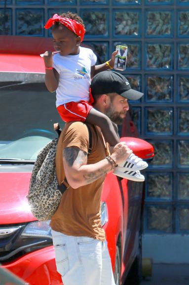 Bruno Gagliasso é fotografado com a filha, Titi, e a mulher, Giovanna Ewbank, no Rio de Janeiro