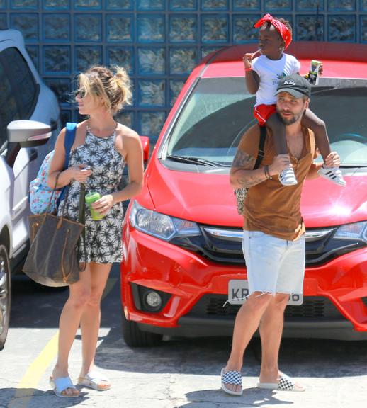 Bruno Gagliasso é fotografado com a filha, Titi, e a mulher, Giovanna Ewbank, no Rio de Janeiro