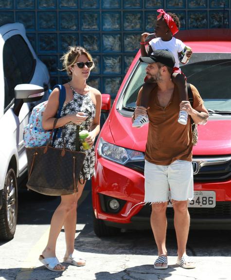 Bruno Gagliasso é fotografado com a filha, Titi, e a mulher, Giovanna Ewbank, no Rio de Janeiro