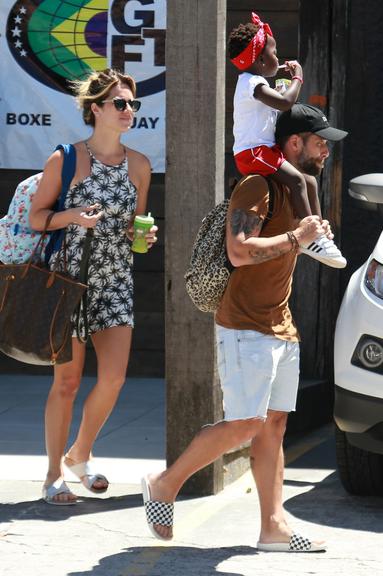 Bruno Gagliasso é fotografado com a filha, Titi, e a mulher, Giovanna Ewbank, no Rio de Janeiro