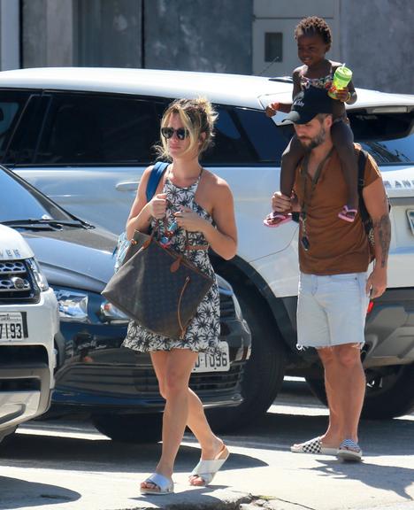 Bruno Gagliasso é fotografado com a filha, Titi, e a mulher, Giovanna Ewbank, no Rio de Janeiro