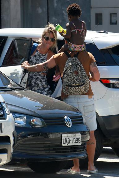 Bruno Gagliasso é fotografado com a filha, Titi, e a mulher, Giovanna Ewbank, no Rio de Janeiro