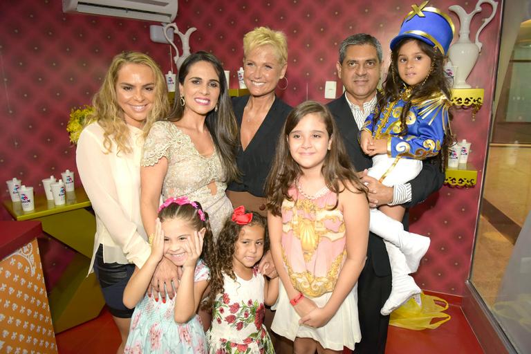 Xuxa Meneghel prestigia a inauguração de nova Casa X