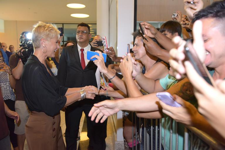 Xuxa Meneghel prestigia a inauguração de nova Casa X