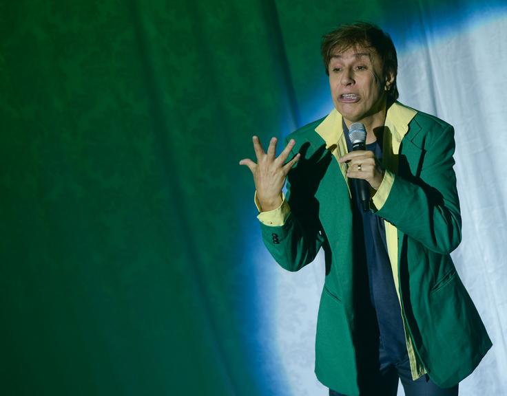 Roberto Carlos prestigia show de humor de Tom Cavalcante