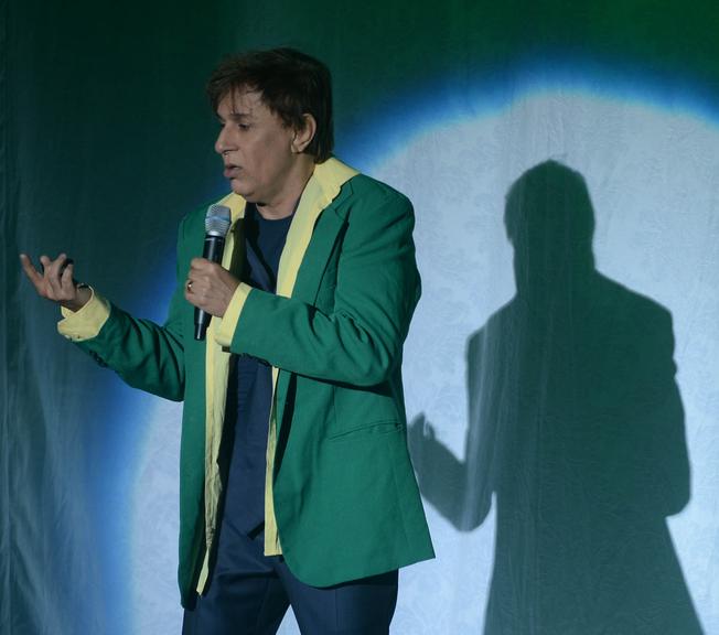 Roberto Carlos prestigia show de humor de Tom Cavalcante