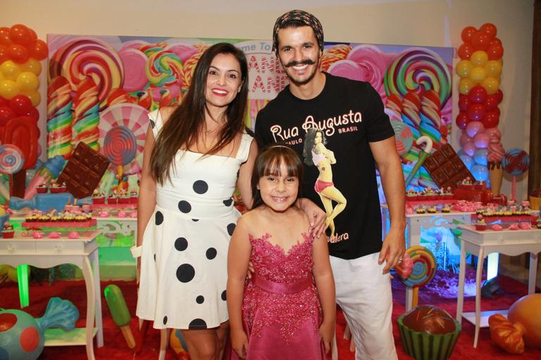 Sienna Belle entre os atores Renata Braz e Bruno Lopes