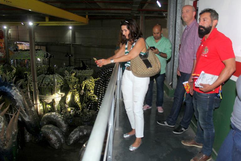 Fátima Bernardes e Alex Escobar visitam o barracão da Grande Rio