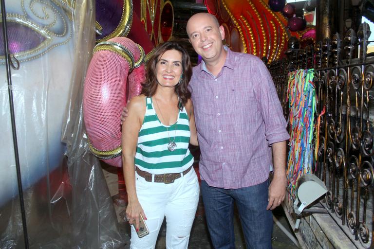 Fátima Bernardes e Alex Escobar visitam o barracão da Grande Rio